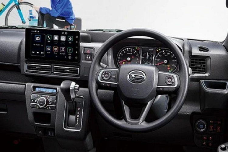 Xe cũng có 4 ghế ngồi, vô lăng tích hợp phím chức năng, màn hình đa thông tin trong bảng đồng hồ và màn hình thông tin giải trí cảm ứng 9 inch. Đằng sau hàng ghế thứ hai của xe là khoang hành lý có thể tích 1.275 lít.