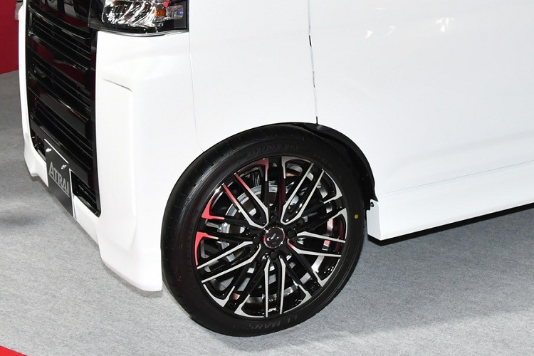 Bên trong mẫu xe concept này là không gian khá rộng rãi với ghế bọc da màu trắng, tạo cảm giác cao cấp. Những chi tiết nội thất còn lại của xe không có gì khác biệt so với Daihatsu Atrai thông thường.