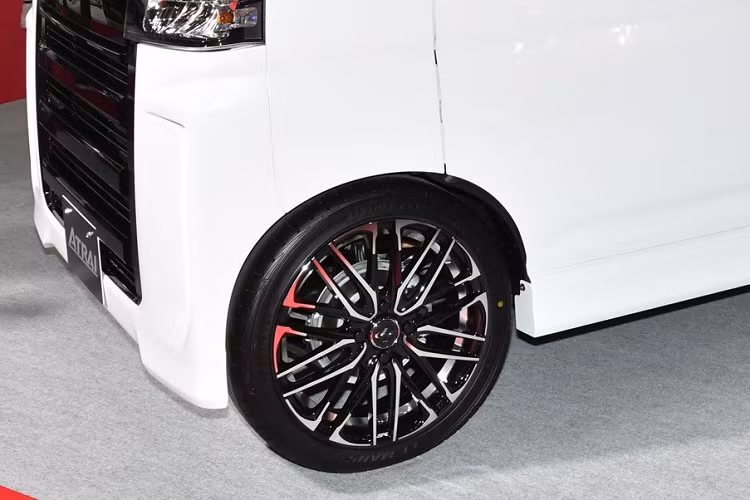 Bên trong mẫu xe concept này là không gian khá rộng rãi với ghế bọc da màu trắng, tạo cảm giác cao cấp. Những chi tiết nội thất còn lại của xe không có gì khác biệt so với Daihatsu Atrai thông thường.