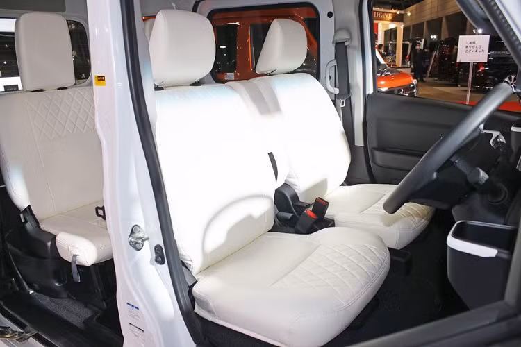 Hiện chưa rõ kích thước cụ thể của mẫu xe concept này. Trong khi đó, Atrai thế hệ mới được phát triển dựa trên cơ sở gầm bệ Daihatsu New Global Architecture (DNGA) nhưng không thay đổi kích thước so với trước. Xe vẫn có chiều dài 3.395 mm, chiều rộng 1.475 mm, chiều cao 1.890 mm và chiều dài cơ sở 2.450 mm.