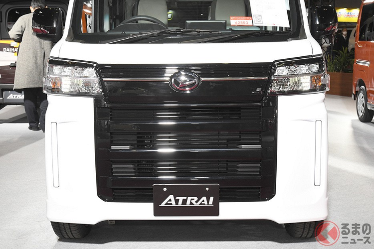 Đúng như tên gọi, mẫu xe này được phát triển dựa trên Daihatsu Atrai thế hệ mới. Xe sở hữu thiết kế ngoại thất như Toyota Alphard thu nhỏ với lưới tản nhiệt màu đen tương phản. Tương tự Toyota Alphard, lưới tản nhiệt của Daihatsu Atrai Premium Ver 2023 cũng có kích thước lớn và kéo dài gần hết cản trước. Lưới tản nhiệt này đi kèm những nan nằm ngang sơn màu đen bóng và nẹp mạ crôm nối liền với logo của thương hiệu Daihatsu.