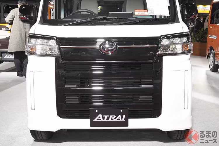 Đúng như tên gọi, mẫu xe này được phát triển dựa trên Daihatsu Atrai thế hệ mới. Xe sở hữu thiết kế ngoại thất như Toyota Alphard thu nhỏ với lưới tản nhiệt màu đen tương phản. Tương tự Toyota Alphard, lưới tản nhiệt của Daihatsu Atrai Premium Ver 2023 cũng có kích thước lớn và kéo dài gần hết cản trước. Lưới tản nhiệt này đi kèm những nan nằm ngang sơn màu đen bóng và nẹp mạ crôm nối liền với logo của thương hiệu Daihatsu.