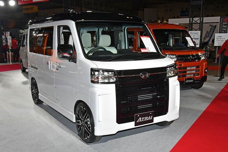 Vào cuối năm 2021, thương hiệu con Daihatsu của tập đoàn Toyota đã giới thiệu mẫu xe kei car Atrai thế hệ thứ 6 tại thị trường Nhật Bản. Daihatsu Atrai hoàn toàn mới về cơ bản chính là phiên bản xe van chở người của mẫu xe thương mại Hijet Cargo. Đến triển lãm Tokyo Auto Salon 2022, thương hiệu Daihatsu tiếp tục thu hút sự chú ý khi giới thiệu mẫu xe concept mới mang tên Atrai Premium Ver. 