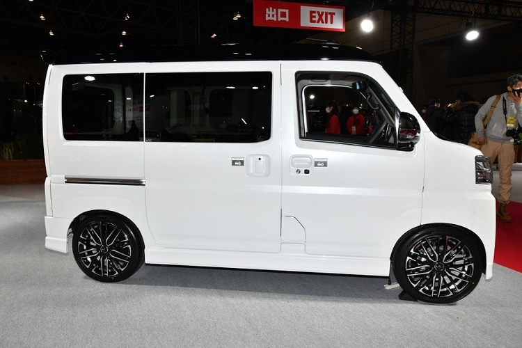 Chưa hết, nẹp mạ crôm kể trên còn ăn sâu vào bên trong đèn pha và chia chi tiết này thành 2 tầng. Thêm vào đó là 2 đèn sương mù nằm dọc với thiết kế thanh mảnh ở 2 góc cản trước. So với Daihatsu Atrai thông thường, mẫu xe concept này được hạ thấp gầm 50 mm. Ngoài ra, xe còn được trang bị bộ vành hợp kim nhôm 16 inch với thiết kế đa chấu, sơn 2 màu thể thao. Điểm nhấn còn lại của xe là phần nóc được sơn màu đen bóng.