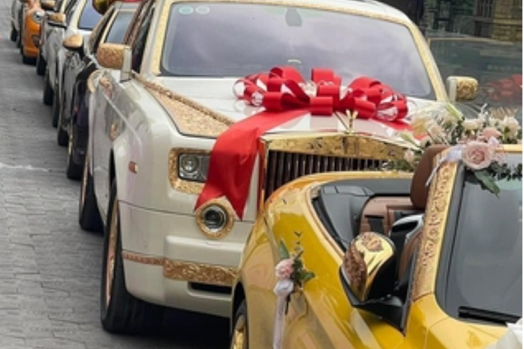 Ngoài những yếu tố kể trên thì lễ kỷ niệm đặc biệt này còn gây "choáng" bởi dàn siêu xe, xe sang cực "khủng". Những chiếc xế hộp đắt đỏ nối đuôi nhau tại sảnh cưới khiến dân tình trầm trồ, trong đó có những chiếc có giá lên đến vài chục tỷ, nhiều xe sang dát vàng sang trọng, những chiếc thấp nhất cũng dao động vào khoảng vài tỷ đồng.