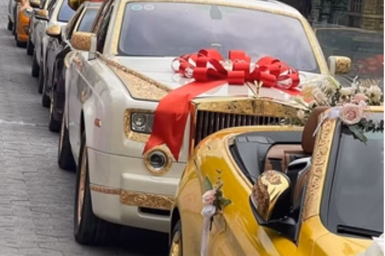 Ngoài những yếu tố kể trên thì lễ kỷ niệm đặc biệt này còn gây "choáng" bởi dàn siêu xe, xe sang cực "khủng". Những chiếc xế hộp đắt đỏ nối đuôi nhau tại sảnh cưới khiến dân tình trầm trồ, trong đó có những chiếc có giá lên đến vài chục tỷ, nhiều xe sang dát vàng sang trọng, những chiếc thấp nhất cũng dao động vào khoảng vài tỷ đồng.