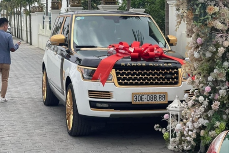 Đáng chú ý, buổi tiệc còn quy tụ dàn sao nổi tiếng đến hát mừng như Nguyễn Hưng, Ngọc Sơn, Quang Hà, Khánh Phương, Dương Ngọc Thái, Khắc Việt, Lương Gia Huy, Tố My, Giang Hồng Ngọc, Saka Trương Tuyền,...