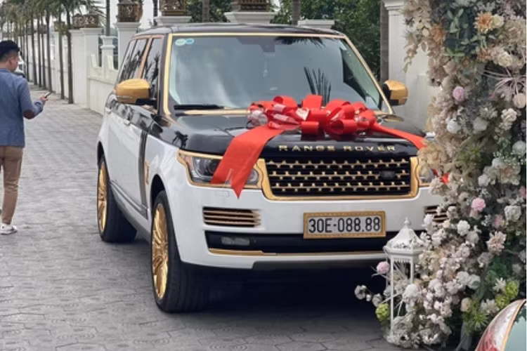 Đáng chú ý, buổi tiệc còn quy tụ dàn sao nổi tiếng đến hát mừng như Nguyễn Hưng, Ngọc Sơn, Quang Hà, Khánh Phương, Dương Ngọc Thái, Khắc Việt, Lương Gia Huy, Tố My, Giang Hồng Ngọc, Saka Trương Tuyền,...