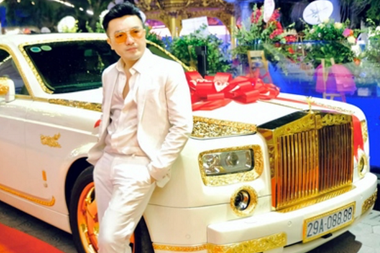 Tới năm 2003, ông đã có trong tay chiếc Lexus biển đẹp đầu tiên. Đó cũng là bước đánh dấu cho sở thích sưu tầm xe sang biển đẹp của vị đại gia này. Hiện tại, vị đại gia buôn lợn ở Hải Dương đã có tới 30 xe ôtô, trong đó phần lớn là xe sang biển đẹp.