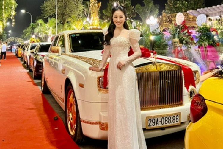 Dù đã đi diễn lâu năm nhưng nhiều nghệ sĩ vẫn cảm thấy choáng ngợp trước sự xa hoa và hoành tráng của sân khấu đêm diễn. Đây là một trong những siêu đám cưới ấn tượng nhất tại Việt Nam.