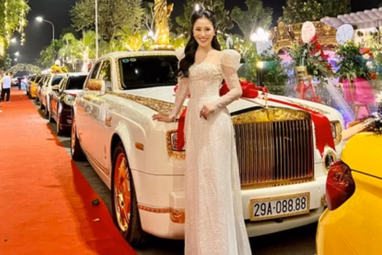 Dù đã đi diễn lâu năm nhưng nhiều nghệ sĩ vẫn cảm thấy choáng ngợp trước sự xa hoa và hoành tráng của sân khấu đêm diễn. Đây là một trong những siêu đám cưới ấn tượng nhất tại Việt Nam.