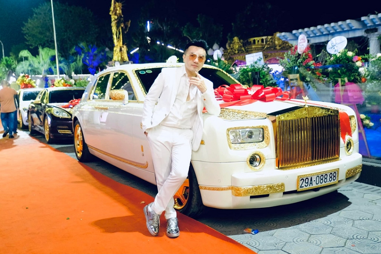 Cụ thể, dàn xe này bao gồm Rolls-Royce Phantom, Land Rover Range Rover, Porsche Panamera, một vài chiếc Mercedes-Benz S-Class, Bentley Continental Flying Spur, Lexus LS và BMW 4-Series... 