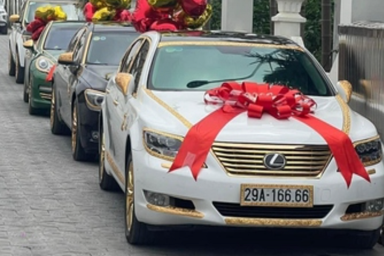 Chia sẻ về sở thích này, chủ nhân bộ sưu tập xe độc lạ cho biết, ông có đam mê số đẹp và yêu thích vàng chứ không phải yếu tố tâm linh nào. Tuy nhiên, do chủ xe sinh năm Tỵ, nên trên các xe ông đều mạ vàng một con rắn ở thân.