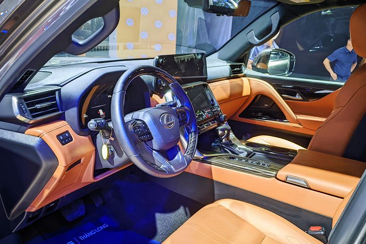 Với phiên bản Lexus LX600 VIP, xe sẽ được trang bị hai ghế ngồi độc lập ở khu vực hàng ghế thứ hai, sử dụng đệm urethane và các vật liệu siêu sang. Nếu chừng đó chưa đủ sang trọng và thoải mái, chỉ cần nhấn một nút, ghế hành khách phía trước sẽ trượt lên, gập lưng để đem tới chỗ để chân dài tới 1.092 mm.