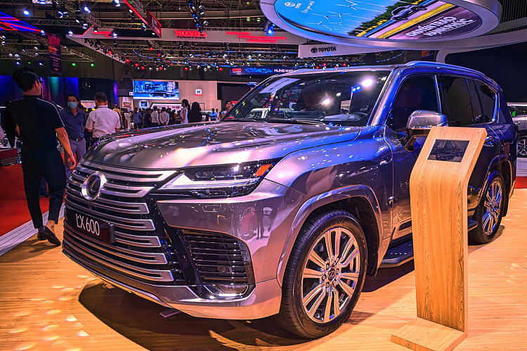 Cụm đèn thiết kế dễ nhận diện. SUV này vẫn sử dụng khung gầm rời, trọng lượng giảm khoảng 200 kg so với thế hệ trước nhưng cứng hơn khoảng 20%. Phiên bản F Sport có điểm khác biệt ở lưới tản nhiệt sơn đen.