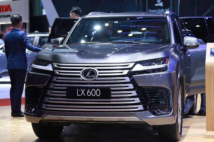 Đây là SUV cao cấp nhất hiện nay của Lexus, với hàng loạt nâng cấp, thay đổi so với mẫu LX570 trước đó. Lexus LX600 2022 mới trang bị hàng loạt tiện nghi, công nghệ an toàn và cải tiến nhiều ở động cơ, thiết kế so với thế hệ cũ.