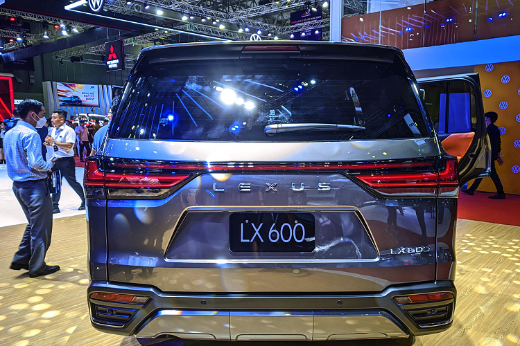 SUV cỡ lớn Nhật Bản trang bị hàng loạt tiện ích cho người dùng như ghế lái chỉnh điện 14 hướng, nhớ 3 vị trí, có tính năng sưởi và làm mát. Ghế hành khách trước chỉnh điện 12 hướng. Hệ thống âm thanh trên LX600 sử dụng 25 loa Mark Levinson.