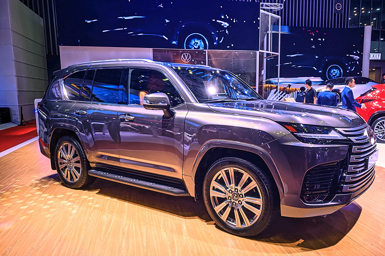 So với thế hệ trước, Mẫu xe SUV Lexus LX600 có nhiều phiên bản, nhắm đến tập khách hàng đa dạng hơn. Tại Việt Nam, SUV này có ba phiên bản LX600 Urban (7 chỗ), F Sport (5 chỗ) và VIP (4 chỗ), với giá bán lần lượt 8,1 tỷ đồng; 8,35 tỷ đồng và 9,21 tỷ đồng. Trong đó, Lexus LX600 phiên bản VIP chính là mẫu xe được trưng bày tại triển lãm VMS 2022.