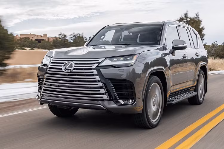 Tại thị trường Việt Nam, Lexus LX600 cạnh tranh với các dòng xe sang gầm cao cỡ lớn như Mercedes-Benz GLS, BMW X7… Tuy nhiên, nếu như các hãng Đức đã phát triển xe bằng khung gầm liền khối (unibody) tối ưu cho trải nghiệm êm ái từ cách đây nhiều năm, thì mẫu xe sang nhãn hiệu Nhật trực thuộc Toyota vẫn ứng dụng khung gầm rời, có thể đi địa hình tốt nhưng phải đánh đổi ở khía cạnh êm ái.