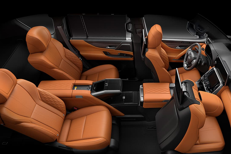 Mặt ca-lăng thay đổi rõ nét, vẫn là lưới tản nhiệt hình con suốt, nhưng thay đổi ở các thanh nan ngang chrome tạo điểm nhấn lịch lãm hơn. SUV cỡ lớn này duy trì chiều dài cơ sở ở mức 2.850 mm, thiết kế bề thế tương tự các thế hệ trước. Điểm nhấn ở thân xe nằm ở bộ mâm kích thước lớn.