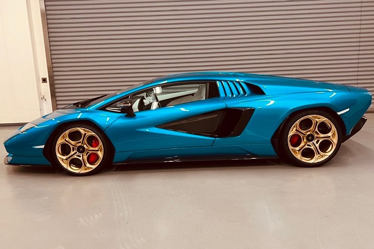 Vào giữa tháng 8/2021, hãng siêu xe Ý đã chính thức vén màn phiên bản Lamborghini Countach LPI 800-4 2022 mới với số lượng sản xuất chỉ 112 trên toàn thế giới đi kèm mức giá bán đắt không tưởng khi lên đến 2,64 triệu đô la, tương đương 61 tỷ đồng đã thu hút sự quan tâm của truyền thông quốc tế.