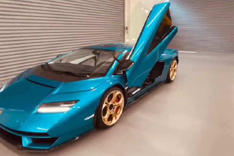 Lamborghini Countach LPI 800-4 2022 hệ truyền động mild hybrid, bao gồm máy xăng V12, hút khí tự nhiên, dung tích 6.5 lít, tạo ra công suất tối đa 769 mã lực. Động cơ này đồng hành với mô-tơ điện 48 V, bổ sung 34 mã lực, nằm bên trong hộp số tự động 7 cấp, và hệ dẫn động 4 bánh.