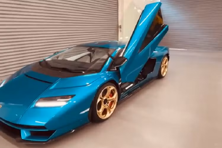 Lamborghini Countach LPI 800-4 2022 hệ truyền động mild hybrid, bao gồm máy xăng V12, hút khí tự nhiên, dung tích 6.5 lít, tạo ra công suất tối đa 769 mã lực. Động cơ này đồng hành với mô-tơ điện 48 V, bổ sung 34 mã lực, nằm bên trong hộp số tự động 7 cấp, và hệ dẫn động 4 bánh.