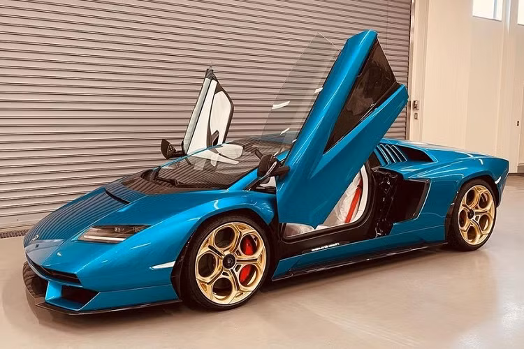 Dù chỉ có 112 chiếc siêu xe Lamborghini Countach LPI 800-4 2022 được sản xuất trên toàn thế giới với mức giá bán siêu đắt đỏ nhưng toàn bộ xe đã "cháy hàng", điều này cho thấy các đại gia thế`giới rất chịu chơi với phiên bản hypercar mới mẻ nhà Lamborghini. Mới đây nhất, một chiếc Lamborghini Countach LPI 800-4 2022 đã có mặt tại Nhật Bản để ra mắt các khách hàng triệu phú và rất chịu chơi.