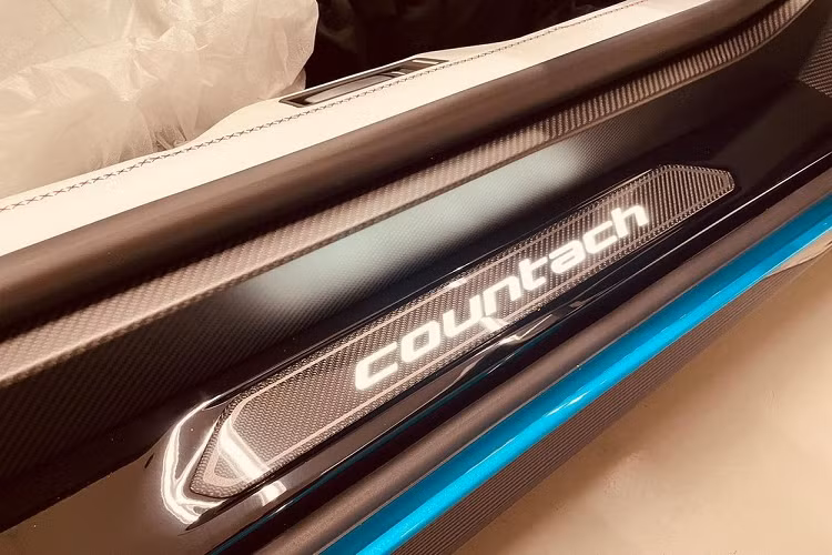 Chiếc siêu xe hypercar Lamborghini Countach LPI 800-4 2022 đầu tiên về Nhật Bản được hoàn thiện trong màu xanh Blu Uranus, từng là bộ áo cho chiến thần Lamborghini Sian Roadster được chọn để chụp ảnh ra mắt giới truyền thông thế giới.