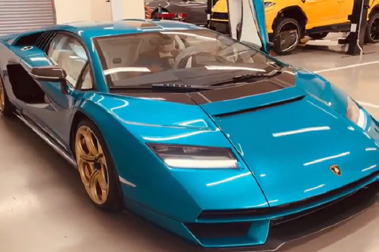 Ngoài ra, la-zăng xe còn được sơn màu vàng crom và tất nhiên không thiếu các chi tiết carbon. Bên trong khoang lái chiếc siêu xe Lamborghini Countach LPI 800-4 2022 này có nội thất màu trắng rất bắt mắt.