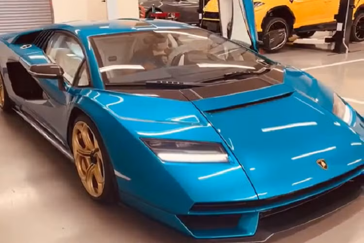 Ngoài ra, la-zăng xe còn được sơn màu vàng crom và tất nhiên không thiếu các chi tiết carbon. Bên trong khoang lái chiếc siêu xe Lamborghini Countach LPI 800-4 2022 này có nội thất màu trắng rất bắt mắt.