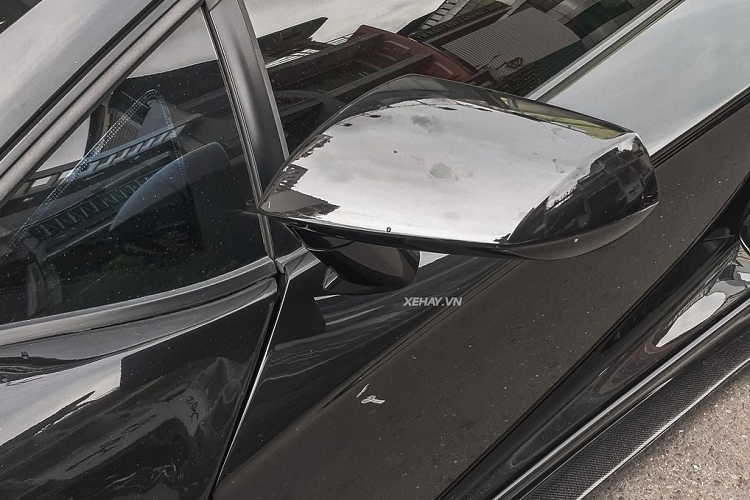 Chưa hết, chiếc Lamborghini Aventador độ SVJ này còn được chủ nhân trạng bị bộ mâm SKYCHN-Forged 5 chấu kép tạo hình bông hoa, sơn màu vàng đồng nổi bật trên nền “áo” màu đen huyền bí.