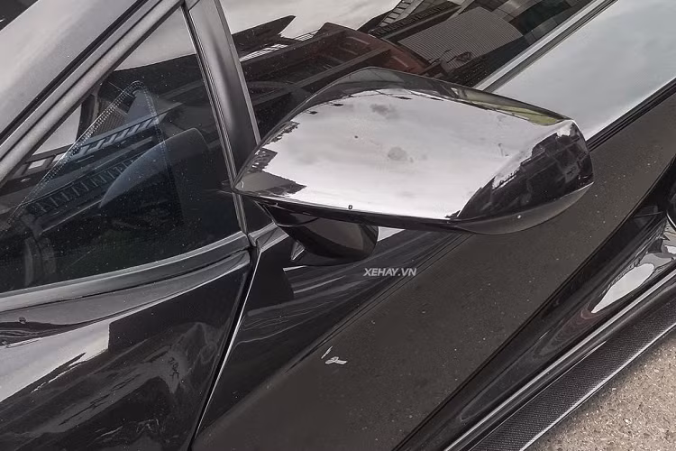 Chưa hết, chiếc Lamborghini Aventador độ SVJ này còn được chủ nhân trạng bị bộ mâm SKYCHN-Forged 5 chấu kép tạo hình bông hoa, sơn màu vàng đồng nổi bật trên nền “áo” màu đen huyền bí.