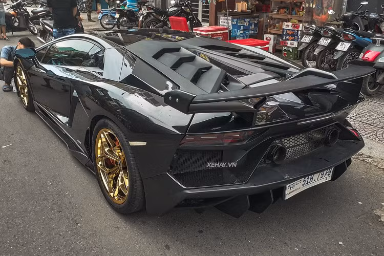 Ngoài những thay đổi nói trên, Lamborghini Aventador LP700-4 vẫn được giữ nguyên trang bị và động cơ.