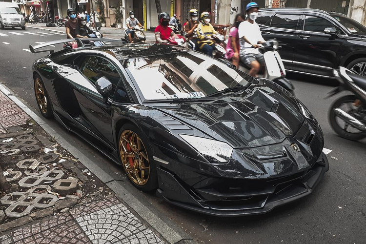 Chiếc siêu xe Lamborghini Aventador LP700-4 trong bài được chủ nhân độ bodykit lấy cảm hứng từ phiên bản giới hạn SVJ, thể hiện rõ ràng nhất ở phần đầu và đuôi xe.