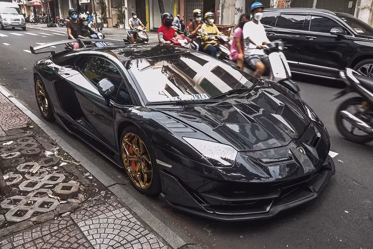 Chiếc siêu xe Lamborghini Aventador LP700-4 trong bài được chủ nhân độ bodykit lấy cảm hứng từ phiên bản giới hạn SVJ, thể hiện rõ ràng nhất ở phần đầu và đuôi xe.