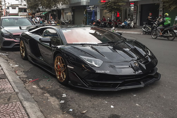 Tính đến nay, số lượng siêu xe Lamborghini Aventador lăn bánh tại dải đất hình chữ S có khoảng hơn 20 chiếc, bao gồm nhiều phiên bản như LP 700-4, SV, S, SVJ.
