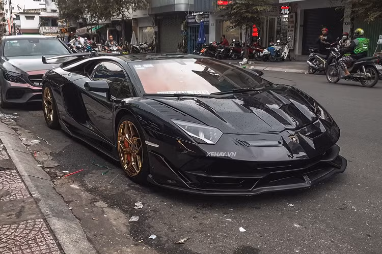 Tính đến nay, số lượng siêu xe Lamborghini Aventador lăn bánh tại dải đất hình chữ S có khoảng hơn 20 chiếc, bao gồm nhiều phiên bản như LP 700-4, SV, S, SVJ.