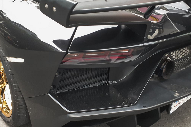 Khối động cơ này kết hợp cùng hộp số tự động 7 cấp ISR và hệ dẫn động 4 bánh, nhờ đó, siêu xe Lamborghini Aventador LP700-4 độ body kit SVJ chỉ mất thời gian 2,9 giây để tăng tốc lên 100 km/h từ vị trí xuất phát trước khi đạt vận tốc tối đa 350 km/h.