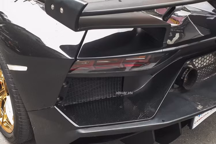 Khối động cơ này kết hợp cùng hộp số tự động 7 cấp ISR và hệ dẫn động 4 bánh, nhờ đó, siêu xe Lamborghini Aventador LP700-4 độ body kit SVJ chỉ mất thời gian 2,9 giây để tăng tốc lên 100 km/h từ vị trí xuất phát trước khi đạt vận tốc tối đa 350 km/h.