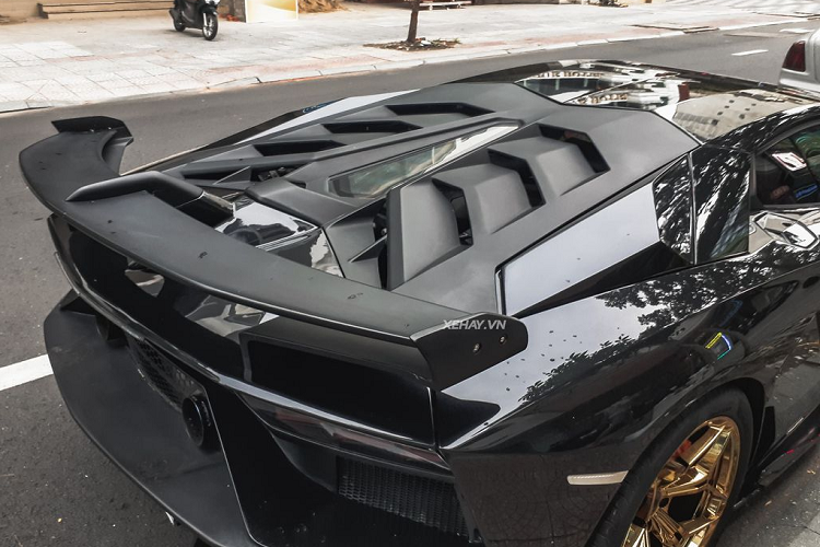 Theo đó, “trái tim” của xe vẫn là động cơ V12, dung tích 6.5 lít, sản sinh công suất tối đa 700 mã lực và mô-men xoắn cực đại 690 Nm.