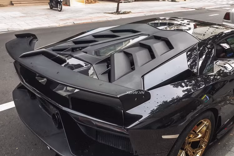 Theo đó, “trái tim” của xe vẫn là động cơ V12, dung tích 6.5 lít, sản sinh công suất tối đa 700 mã lực và mô-men xoắn cực đại 690 Nm.