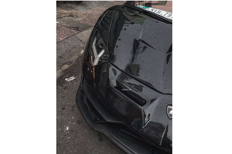 Tương tự ở phía sau, xe có cản va sau và cánh gió đuôi cố định mới. Hệ thống ống xả được nâng cấp lên loại của RES.