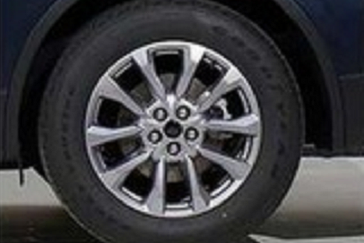 Theo đó, xe được trang bị lưới tản nhiệt mới, đi kèm mắt lưới đa điểm và nối liền với cụm đèn pha khá mỏng ở hai bên. Tuy nhiên, thiết kế này lại khiến một số người liên tưởng đến phong cách của Hyundai Tucson 2022. Chưa hết, Ford Edge 2023 còn được trang bị dải đèn LED định vị ban ngày nằm vắt ngang đầu xe, ngay phía trên lưới tản nhiệt và ăn sâu vào bên trong cụm đèn pha, giống Ford Explorer 2023.