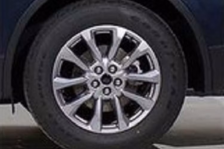 Theo đó, xe được trang bị lưới tản nhiệt mới, đi kèm mắt lưới đa điểm và nối liền với cụm đèn pha khá mỏng ở hai bên. Tuy nhiên, thiết kế này lại khiến một số người liên tưởng đến phong cách của Hyundai Tucson 2022. Chưa hết, Ford Edge 2023 còn được trang bị dải đèn LED định vị ban ngày nằm vắt ngang đầu xe, ngay phía trên lưới tản nhiệt và ăn sâu vào bên trong cụm đèn pha, giống Ford Explorer 2023.