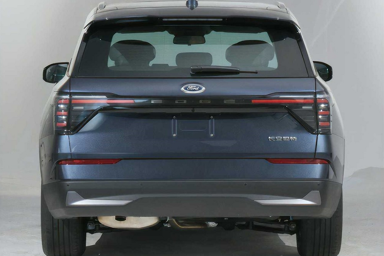 Bên cạnh đó là bộ vành la-zăng mới có đường kính 19 inch hoặc 20 inch, tùy phiên bản, và tay nắm cửa nằm chìm vào thân xe theo phong cách ô tô điện. Riêng gương chiếu hậu được đặt ở vị trí thấp hơn và nằm trên cửa trước thay vì chân cột A. Đằng sau, Ford Edge thế hệ thứ 3 có thêm cụm đèn hậu hoàn toàn khác trước.