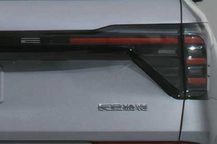 2 đèn hậu nối liền với nhau bằng nẹp màu đen ở giữa, tích hợp dòng chữ "Edge". Tay nắm cửa để mở cốp của xe đã được giấu kín thay vì lộ ra như thế hệ cũ. Hiện chưa có hình ảnh chụp nội thất của Ford Edge 2023. Chỉ biết rằng, xe sẽ có cả phiên bản 5 chỗ và 7 chỗ.