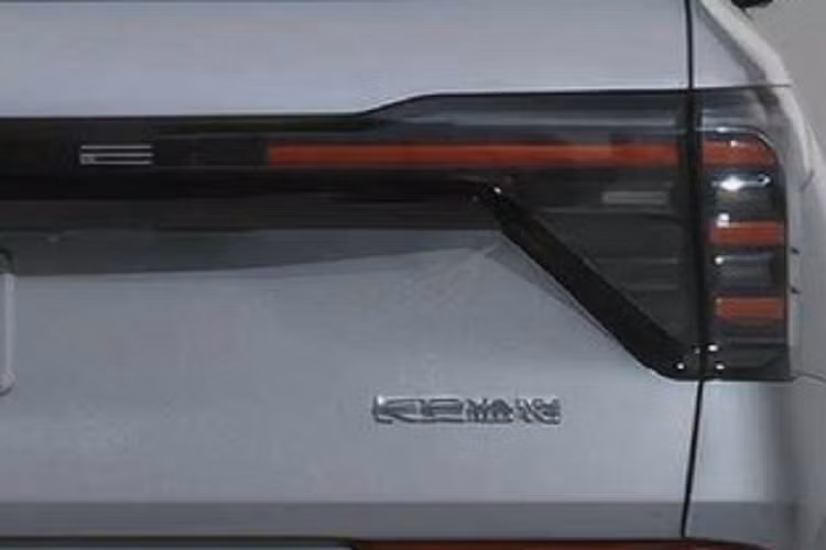 2 đèn hậu nối liền với nhau bằng nẹp màu đen ở giữa, tích hợp dòng chữ "Edge". Tay nắm cửa để mở cốp của xe đã được giấu kín thay vì lộ ra như thế hệ cũ. Hiện chưa có hình ảnh chụp nội thất của Ford Edge 2023. Chỉ biết rằng, xe sẽ có cả phiên bản 5 chỗ và 7 chỗ.