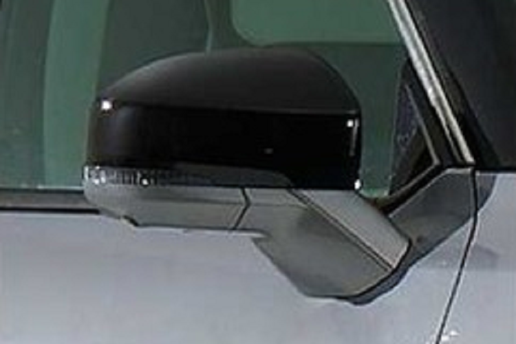 Đồng thời, xe chắc chắn sẽ sở hữu nội thất rộng hơn nhờ kích thước lớn. Theo thông tin trên trang web của Bộ Công nghiệp và Công nghệ Thông tin Trung Quốc, mẫu SUV này sở hữu chiều dài lên đến 5.000 mm, chiều rộng 1.961 mm, chiều cao 1.773 mm cũng như chiều dài cơ sở 2.950 mm.