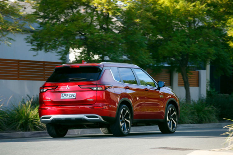 Bước sang phiên bản mới, mẫu xe SUV Mitsubishi Outlander 2023 chỉ thay đổi nhẹ về trang bị. Theo đó, bản tiêu chuẩn của mẫu SUV cỡ C này được bổ sung hệ thống kết nối Wi-Fi bên trong xe. Nhờ đó, hành khách có thể thoải mái xem video, nghe nhạc hoặc chơi game trực truyến...